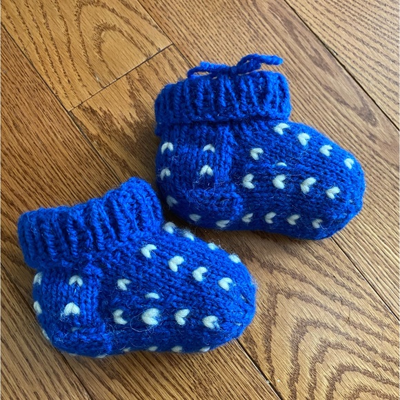 Adorable | heart-shaped | Baby booties | Wool socks - Picture 2 of 6
